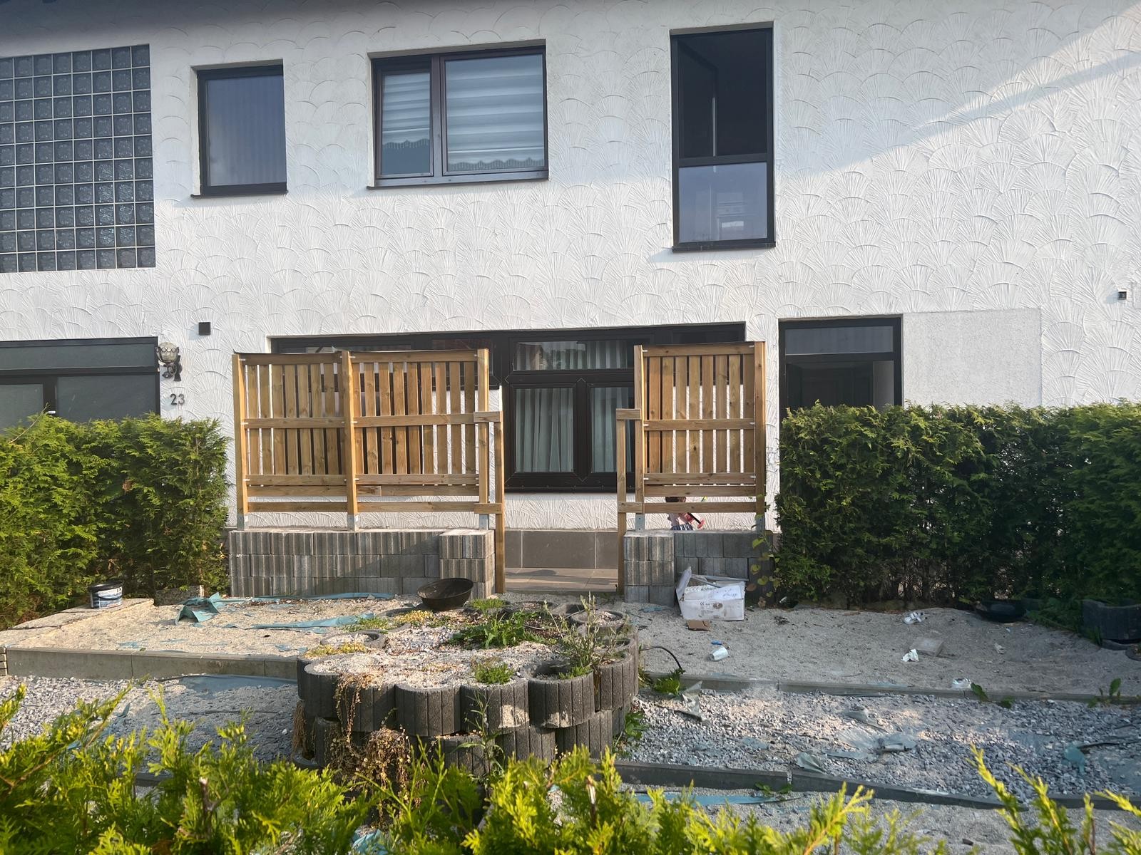 Vorgarten vor der Bepflanzung – Hausfront